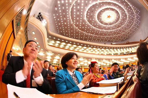 3月14日,第十一届全国人民代表大会第五次会议在北京人民大会堂举行闭幕会。这是代表在鼓掌。 新华社记者 陈建力 摄