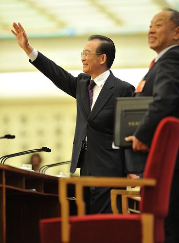 3月14日,国务院总理温家宝在北京人民大会堂与中外记者见面,并回答记者提问。这是温家宝步入会场。新华社记者 黄敬文 摄