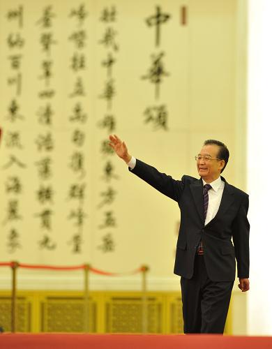 3月14日,国务院总理温家宝在北京人民大会堂与中外记者见面,并回答记者提问。这是温家宝步入会场。 新华社记者 黄敬文 摄