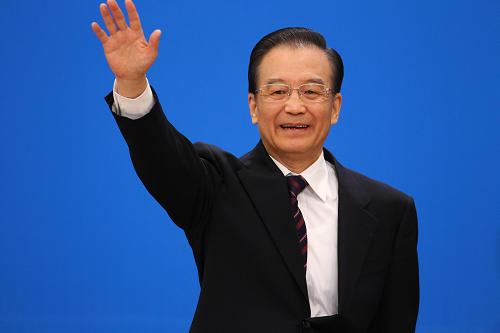 3月14日,国务院总理温家宝在北京人民大会堂与中外记者见面,并回答记者提问。这是温家宝步入会场时与媒体记者打招呼。 新华社记者 陈建力 摄
