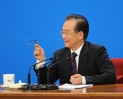 3月14日,国务院总理温家宝在北京人民大会堂与中外记者见面,并回答记者提问。 新华社记者 王建华 摄