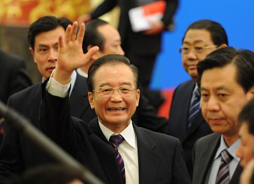 3月14日,国务院总理温家宝在北京人民大会堂与中外记者见面,并回答记者提问。这是见面会结束后,温家宝总理向记者致意。 新华社记者 王晔 摄