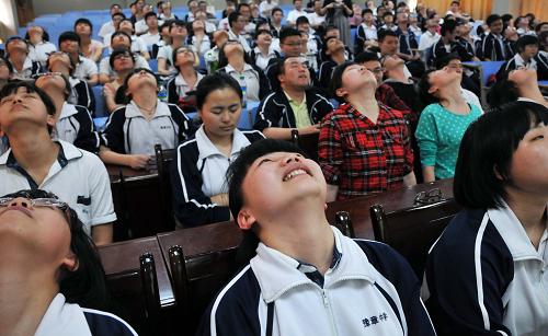 5月21日,南昌市豫章中学高三年级的学生们在心理辅导老师的带领下,做轻松愉快的减压动作。一年一度的高考临近,又一批寒窗苦读的学子即将走入考场。在紧张的备考期间,考生们通过适当的活动来减轻身心压力,用平和乐观的心态迎接高考。新华社发(陈子夏摄)