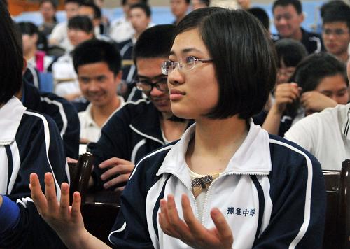 5月21日,南昌市豫章中学高三年级的学生们在心理辅导老师的带领下,做轻松愉快的减压动作。新华社发(陈子夏摄)