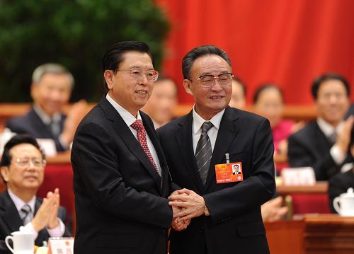 吴邦国与张德江握手 3月14日,十二届全国人大一次会议在北京人民大会堂举行第四次全体会议,选举第十二届全国人民代表大会常务委员会委员长、副委员长、秘书长;选举第十二届全国人民代表大会常务委员会委员;选举中华人民共和国主席、副主席;选举中华人民共和国中央军事委员会主席。 张德江当选第十二届全国人民代表大会常务委员会委员长。 这是吴邦国与张德江握手。 新华社记者谢环驰摄