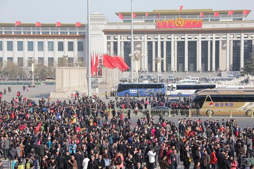 3月3日,中国人民政治协商会议第十二届全国委员会第一次会议即将在北京人民大会堂开幕。这是会议开幕前的天安门广场。 新华社记者 李刚 摄