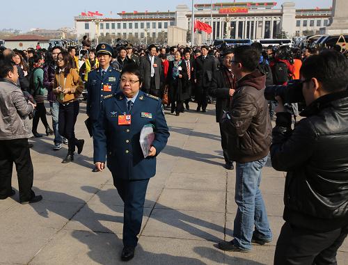 3月3日,中国人民政治协商会议第十二届全国委员会第一次会议即将在北京人民大会堂开幕。这是全国政协委员韩红抵达天安门广场。 新华社记者 金立旺 摄