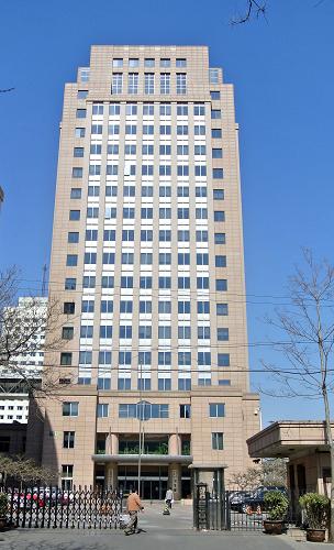 根据3月10日披露的国务院机构改革和职能转变方案,国务院将组建国家卫生和计划生育委员会。方案提出,将卫生部的职责、人口计生委的计划生育管理和服务职责整合,组建国家卫生和计划生育委员会。主要职责是,统筹规划医疗卫生和计划生育服务资源配置,组织制定国家基本药物制度,拟订计划生育政策,监督管理公共卫生和医疗服务,负责计划生育管理和服务工作等。同时,将人口计生委的研究拟订人口发展战略、规划及人口政策职责划入发展改革委。国家中医药管理局由国家卫生和计划生育委员会管理。同时,不再保留卫生部、人口计生委。这是卫生部外景(3月10日摄)。 新华社记者 陈晔华 摄