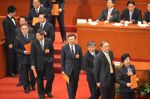 3月16日,十二届全国人大一次会议在北京人民大会堂举行第六次全体会议。这是代表准备投票。新华社记者 王颂 摄