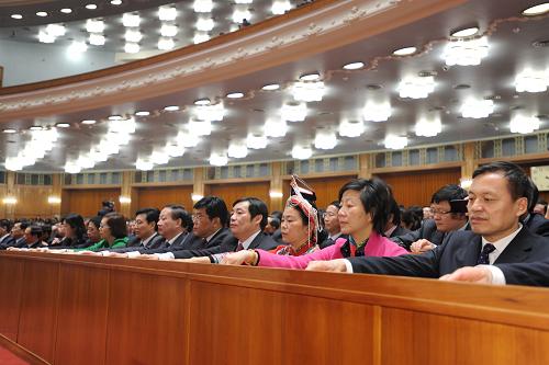 3月16日,十二届全国人大一次会议在北京人民大会堂举行第六次全体会议。这是代表在表决。新华社记者 谢环驰 摄