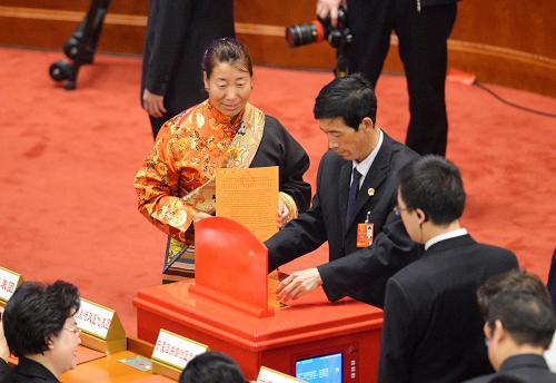 3月16日,十二届全国人大一次会议在北京人民大会堂举行第六次全体会议。这是代表在投票。新华社记者 王颂 摄