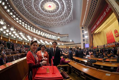 3月16日,十二届全国人大一次会议在北京人民大会堂举行第六次全体会议。这是代表在投票。新华社记者 兰红光 摄