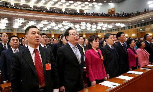 3月3日,中国人民政治协商会议第十二届全国委员会第一次会议在北京人民大会堂开幕。这是委员们高唱国歌。新华社记者刘卫兵摄
