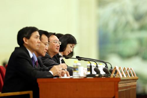3月9日,十二届全国人大一次会议在北京人民大会堂举行记者招待会,外交部长杨洁篪回答中外记者提问。新华社记者 丁林 摄