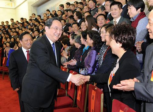2012年12月17日,第九次全国台湾同胞代表会议在北京开幕。俞正声出席会议并讲话。这是俞正声亲切会见与会代表。 新华社记者 李涛 摄