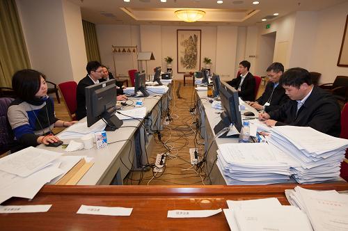 3月11日,十二届全国人大一次会议秘书处议案组的工作人员在整理议案。当日12时是十二届全国人大一次会议代表提交议案的截止时间。据介绍,本次会议议案组共收到以代表团名义和30名以上代表联名提出的议案400件左右,大会主席团13日将公布准确数字。新华社记者 刘金海 摄