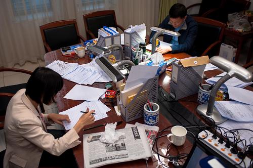3月11日,十二届全国人大一次会议秘书处议案组的工作人员在整理议案。新华社记者 刘金海 摄