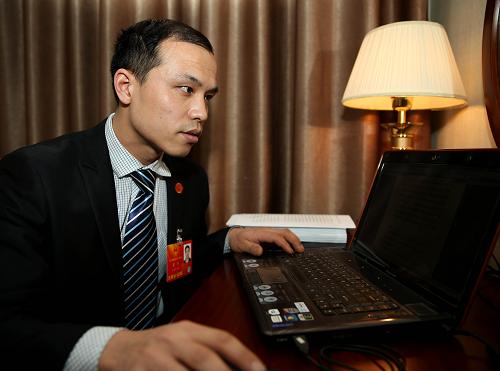 3月9日,董林在驻地房间修改即将提交的议案。新华社记者 陈建力 摄