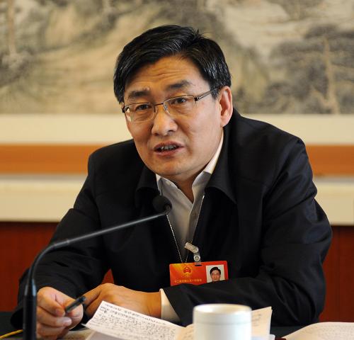 全国人大代表刘凤海说,城镇化建设的核心是人,让农民觉得能就业、有保障、环境好的新农村应该是城镇化建设的一个总体方向。城镇化建设要以产业发展为支撑,这是城镇化建设的根本,没有产业就没有就业。 新华社记者 杨青 摄