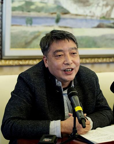 全国政协委员许瑞生说,推进城镇化建设应该对人口的迁移趋势有一个全面预判和规划,不能把城镇化简单地“物质化”。城镇化不是简单的大规模兴建,要推动历史文化的挖掘保护以及公共服务的合理规划。新华社记者 王晔 摄