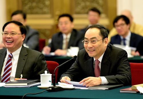 全国人大代表詹纯新(前右)说,城镇化建设要坚持可持续性,培育城镇自身的发展能力。新华社记者 刘建生 摄
