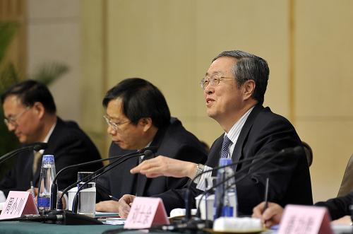 3月13日,十二届全国人大一次会议在两会新闻中心举行记者会,中国人民银行行长周小川(右一)等就“货币政策与金融改革”有关问题回答记者提问。新华社记者 王鹏 摄