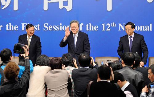 3月13日,十二届全国人大一次会议在两会新闻中心举行记者会,中国人民银行行长周小川等就“货币政策与金融改革”有关问题回答记者提问。这是记者在会上采访。 新华社记者 王鹏 摄