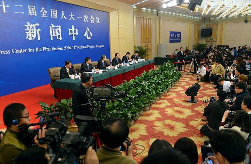 3月13日,十二届全国人大一次会议在两会新闻中心举行记者会,中国人民银行行长周小川等就“货币政策与金融改革”有关问题回答记者提问。 新华社记者 王颂 摄