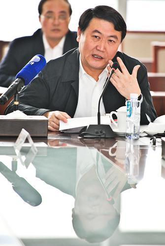 全国人大代表邢克智建议建立从田间到餐桌的全程监督体系,健全监管体制,完善食品标准体系,确保食品安全。 新华社记者 岳月伟 摄