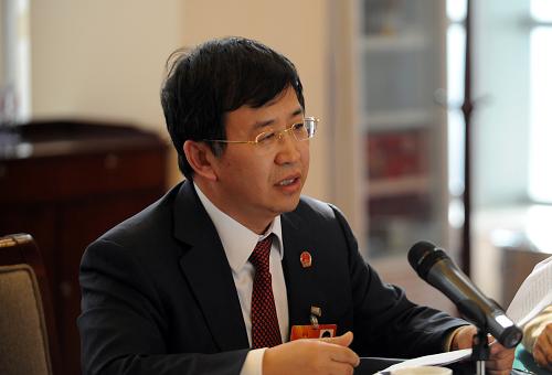 全国人大代表郭光华认为,解决食品安全问题,除了要加大整治力度外,还要充分利用现代科技手段,使食品安全监督检查网络化、常态化。同时可以建立国家级食品安全监督网站,实现全国食品安全监督网络共享。新华社记者 杨青 摄