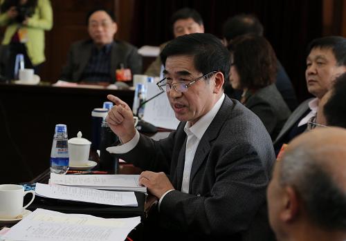 全国政协委员、中国林业科学研究院生态与环保专家杨忠岐呼吁加强食品安全研究和相关队伍建设,确保饮食安全。新华社记者 王建民 摄