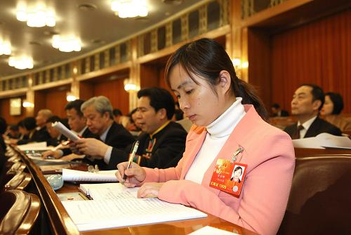 这是3月8日,梁丽娜出席十二届全国人大一次会议第二次全体会议。新华社记者 陈建力 摄