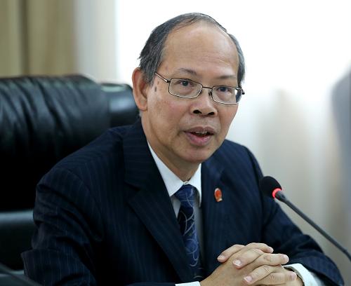 全国人大代表、澳门中华教育会会长李沛霖在小组讨论会上表示,针对边远山区教师的待遇问题,政府应制定特殊政策,加大补贴力度,这样才能将教师留在边远山区,有助于提高当地孩子的素质,让他们成长为合格的建设者。新华社记者 陈建力 摄