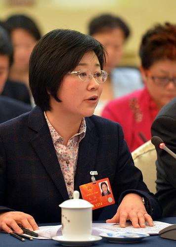 全国人大代表、河南郑州市教育局党委书记、局长毛杰在发言时说,基于目前国家的教育现状,希望能够出台可操作性的政策,让每个孩子都有平等升学的权利。新华社记者 王颂 摄