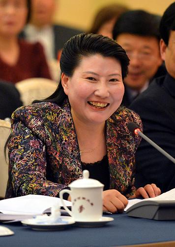 全国人大代表、河南周口科技职业学院院长李海燕建议,目前应该加大对农村职业教育的资金扶持力度,并尽快修订职业教育法,提高农民工的综合素质和劳动技能,以适应职业教育发展的需要。新华社记者 王颂 摄