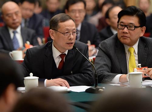 全国人大代表徐小平说,技能型人才短缺已成为中国制造业发展瓶颈。他建议通过税收优惠或减免教育附加费等措施,提高企业参与校企合作的积极性,使在校学生有更多锻炼技能的机会;发挥企业年金激励作用,确立重绩效、重高技能人才的分配导向,培养人才、留住人才。新华社记者 马占成 摄