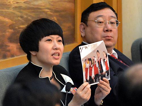 全国人大代表、重庆一家小学校长刘希娅发言时展示了城市和农村学前教育的孩子参加社会活动的照片。目前我国学前教育财政投入少,底子薄,她建议尽快出台学前教育法。新华社记者 王颂 摄