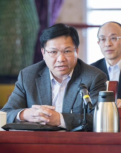 全国政协委员黄日波说,我国在教育上的经费投入逐年增长,但是西部地区的教育水平和人才数量与一些发达地区的差距越拉越大,优秀人才留不住。因此,我们必须改进教育投入的方式和机制,让投入更多地惠及西部地区,否则投入越大差距越大。新华社记者 王晔 摄