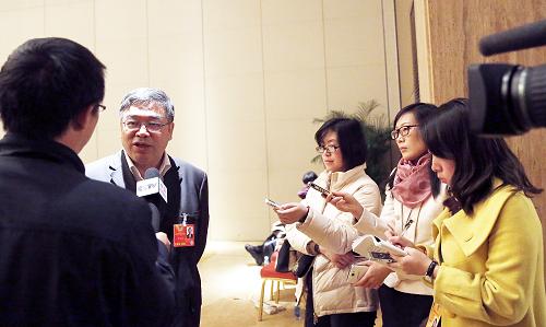 全国政协委员朱永新在接受记者采访时说,美丽中国应该从美丽乡村开始,他呼吁加强农村免费义务教育,建议加大财政对农村教育的扶持并改进现有拨款模式。新华社记者 鞠鹏 摄