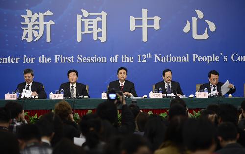 3月15日,十二届全国人大一次会议在两会新闻中心举行记者会,环境保护部副部长吴晓青(左三)、污染防治司司长赵华林(左二)、环境影响评价司司长程立峰(左四)、环境监测司司长罗毅(左五)、自然生态保护司司长庄国泰(左一)就“环境保护与生态文明建设”有关问题回答记者提问。新华社记者 王鹏 摄