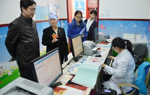 马玉花(左二)在北京市丰台区蒲黄榆社区卫生服务中心参观交流(3月12日摄)。新华社记者 王鹏 摄