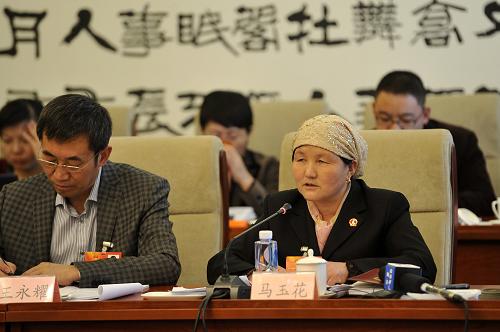 马玉花(前右)在宁夏代表团全体会议上发言(3月6日摄)。新华社记者 王鹏 摄