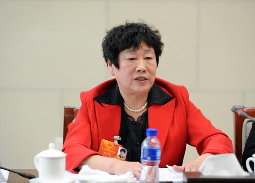 全国人大代表、辽宁鞍山华夏巾帼社区服务公司总经理张素荣说,我国社会的老龄化趋势日趋明显,应依托社区搭建好社区老年服务平台;制定优惠政策,鼓励民营资本支持养老;培育养老专业人才,规范养老服务行为。新华社记者 杨青 摄