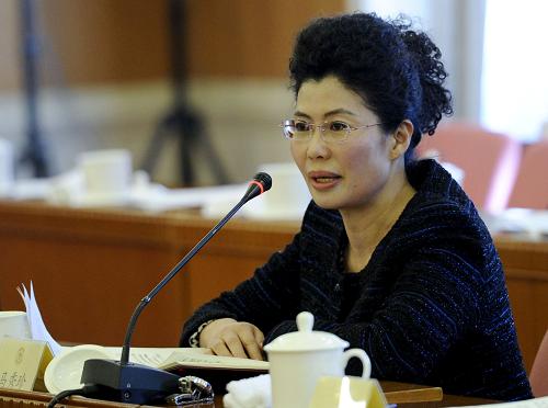 全国政协委员、九三学社宁夏区委会主委马秀珍认为,医保的筹资水平逐渐提高,但参保者住院的实际补偿比例却没有相应幅度的提高,与此同时,患者医疗次均费用居高不下并且持续增长。她认为应建立与医保制度相适应的横向竞争和纵向合作的新型医疗服务模式——区域健康责任制。新华社记者 张铎 摄