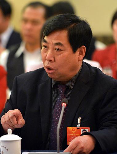 全国人大代表、河南通许县乡村医生马文芳说,现在乡村医生有后继无人的危险,建议提高乡村医生的待遇,并在每个乡镇建立一个农民体检站,做到“有病早治,无病早防”。新华社记者 王颂 摄