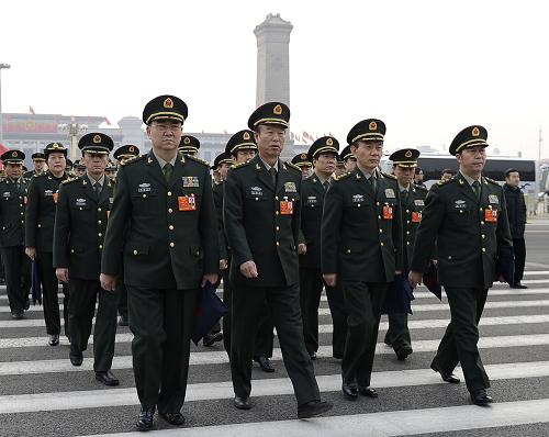 十二届全国人大一次会议举行第四次全体会议 3月14日,十二届全国人大一次会议在北京人民大会堂举行第四次全体会议,选举第十二届全国人民代表大会常务委员会委员长、副委员长、秘书长;选举第十二届全国人民代表大会常务委员会委员;选举中华人民共和国主席、副主席;选举中华人民共和国中央军事委员会主席。这是解放军代表列队步入人民大会堂。 新华社记者 王鹏 摄