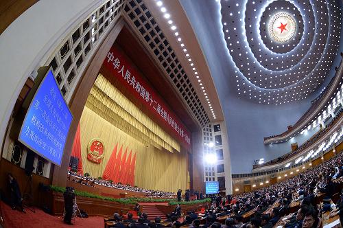 十二届全国人大一次会议举行第四次全体会议 3月14日,十二届全国人大一次会议在北京人民大会堂举行第四次全体会议,选举第十二届全国人民代表大会常务委员会委员长、副委员长、秘书长;选举第十二届全国人民代表大会常务委员会委员;选举中华人民共和国主席、副主席;选举中华人民共和国中央军事委员会主席。 新华社记者 李涛 摄