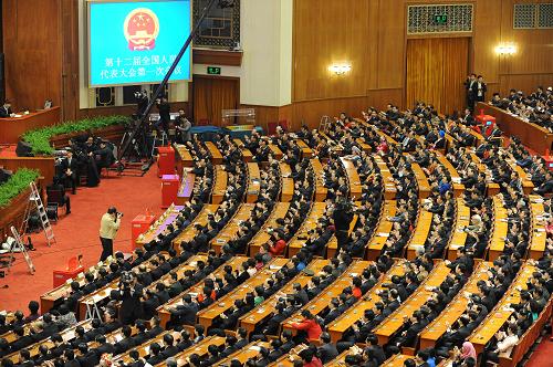 十二届全国人大一次会议举行第四次全体会议 3月14日,十二届全国人大一次会议在北京人民大会堂举行第四次全体会议,选举第十二届全国人民代表大会常务委员会委员长、副委员长、秘书长;选举第十二届全国人民代表大会常务委员会委员;选举中华人民共和国主席、副主席;选举中华人民共和国中央军事委员会主席。 新华社记者杨宗友摄