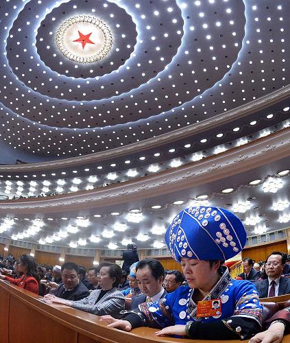 十二届全国人大一次会议举行第四次全体会议 3月14日,十二届全国人大一次会议在北京人民大会堂举行第四次全体会议,选举第十二届全国人民代表大会常务委员会委员长、副委员长、秘书长;选举第十二届全国人民代表大会常务委员会委员;选举中华人民共和国主席、副主席;选举中华人民共和国中央军事委员会主席。这是代表在表决。 新华社记者 李涛 摄