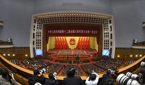 十二届全国人大一次会议举行第四次全体会议 3月14日,十二届全国人大一次会议在北京人民大会堂举行第四次全体会议,选举第十二届全国人民代表大会常务委员会委员长、副委员长、秘书长;选举第十二届全国人民代表大会常务委员会委员;选举中华人民共和国主席、副主席;选举中华人民共和国中央军事委员会主席。 新华社记者 王鹏 摄